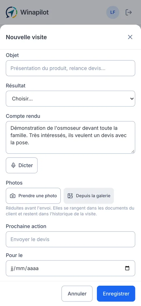 Le compte rendu d'une visite sur téléphone : le texte dicté à la voix, le bouton « Dicter », et les boutons pour prendre une photo ou en choisir une dans la galerie