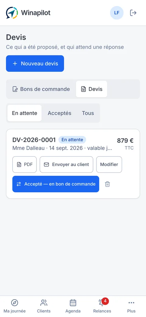 La liste des devis sur téléphone : numéro, client, date de validité et le bouton pour transformer un devis accepté en bon de commande