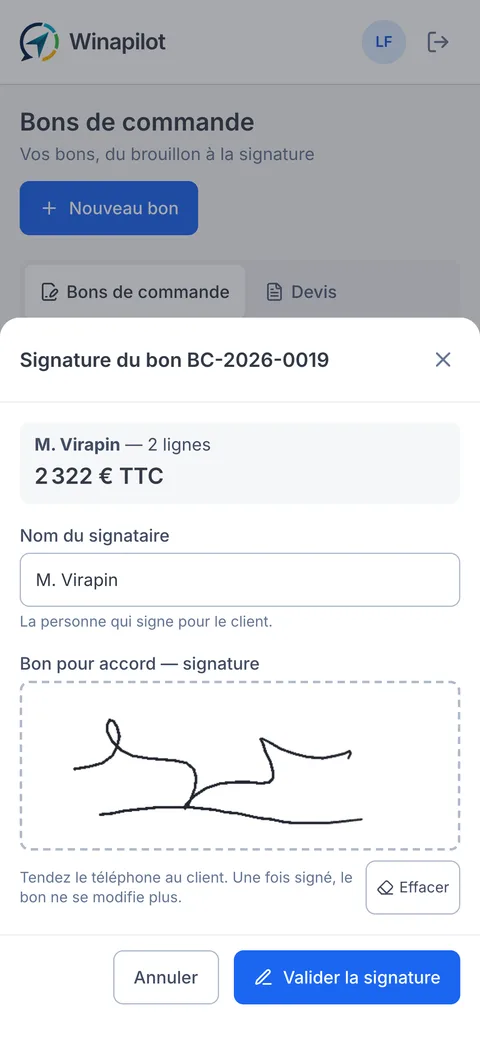 La signature du bon de commande par le client, au doigt, sur le téléphone